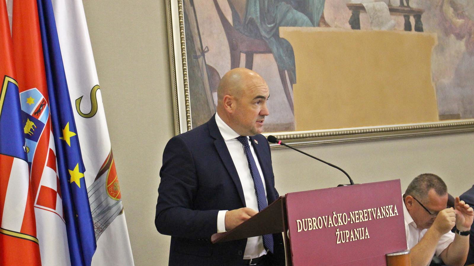 ODGOVORE O PILAMA NIJE DAO, ALI JE PEZO ZATO PONOVO IMAO NACIONALISTIČKI ISTUP
