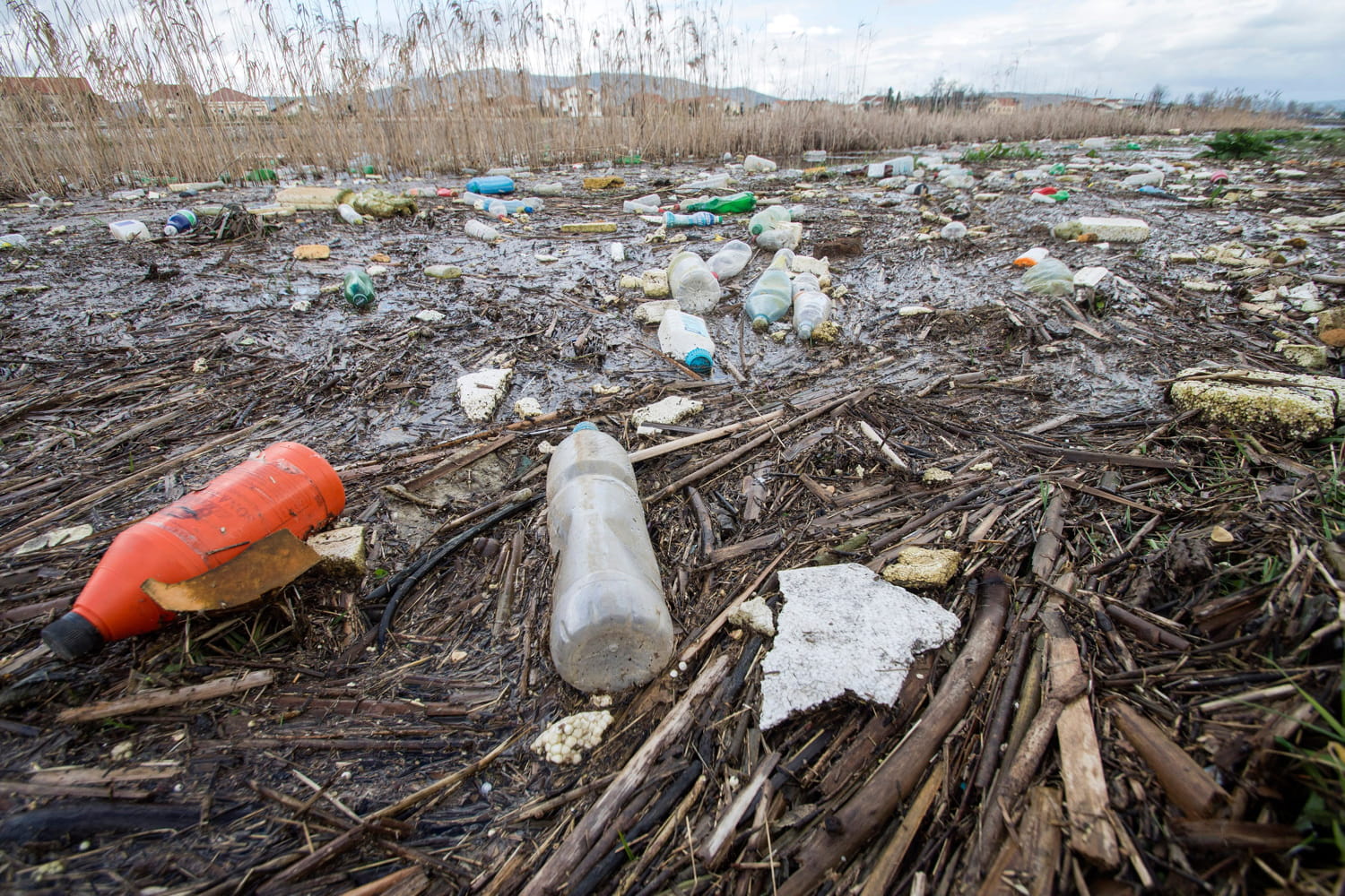 NERETVANSKI POLJOPRIVREDNICI AMBALAŽU PESTICIDA BACAJU U KANALE