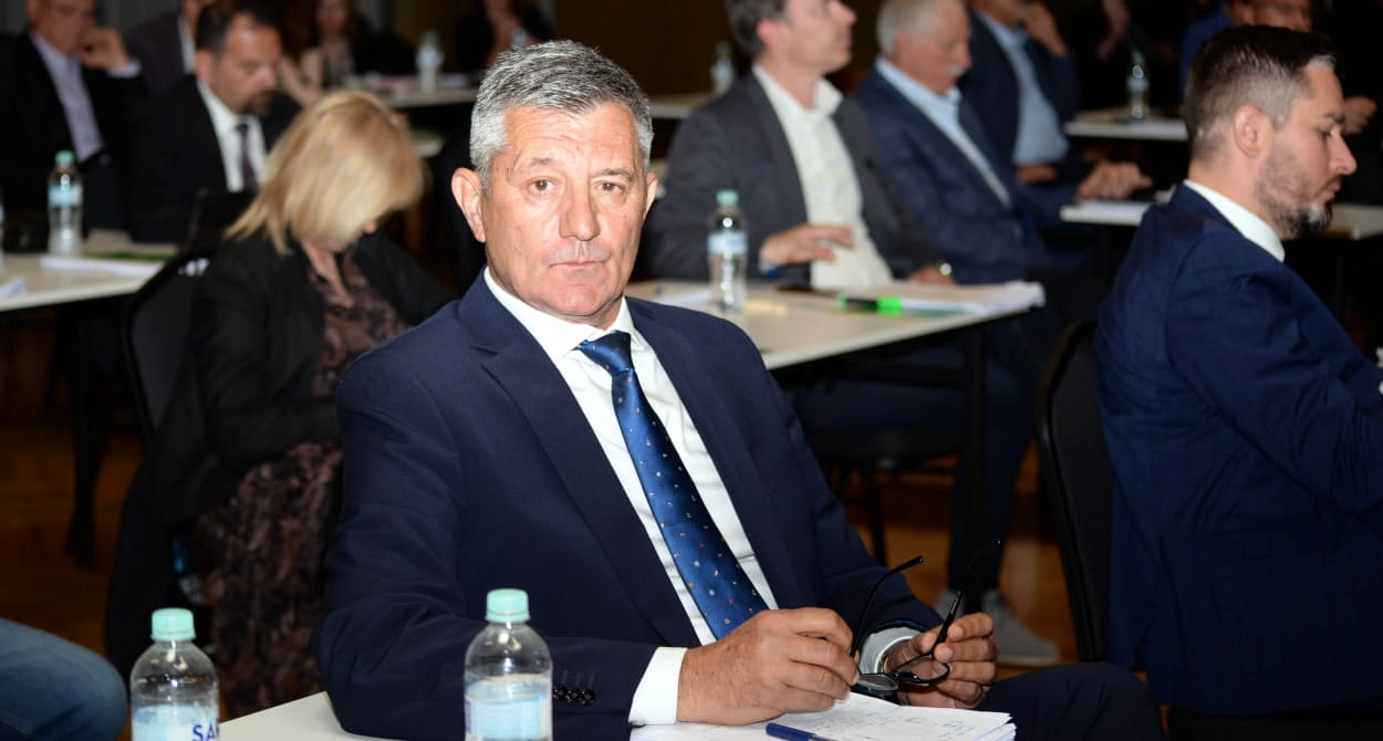 ŠTETA JE DA MU SE NAROD SMIJE