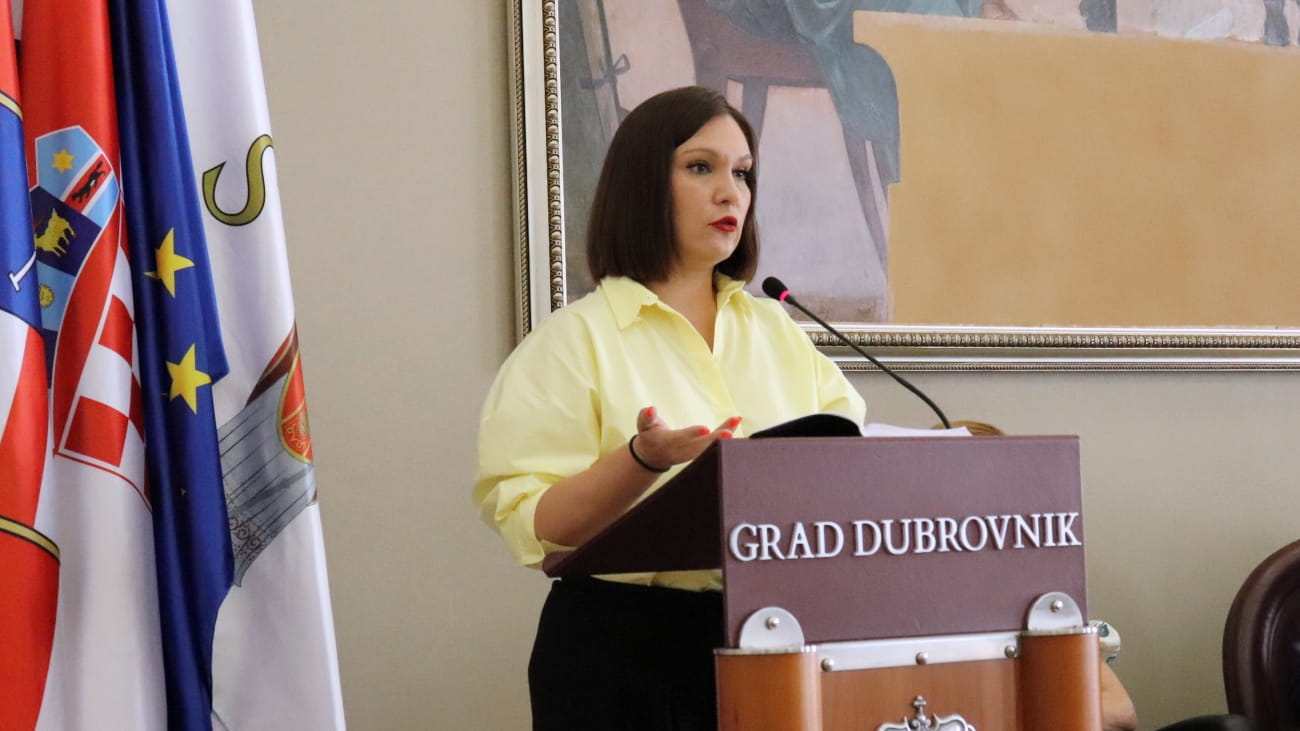 HOĆE LI VAM OD VODE S DUBROVAČKIH RUBINETA OTPASTI ZUBI? NEĆE, MOGUĆ JE PLAK, ALI TO JE STVAR OSOBNE HIGIJENE KAO ŠTO JE STVAR MENTALNE HIGIJENE PROČISTITI ŠTO GOVORI BESPOSLENA ZUBARICA