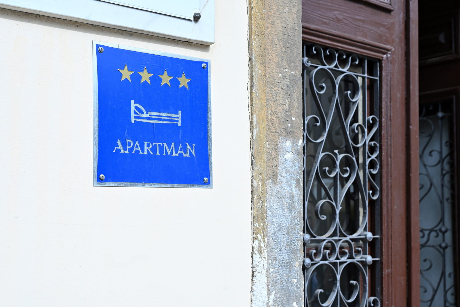 FRANKOVIĆ ŽELI UVESTI RED U IZNAJMLJIVANJE APARTMANA U STAMBENIM ZGRADAMA, DOBIO POHVALE I OD MOŽEMO