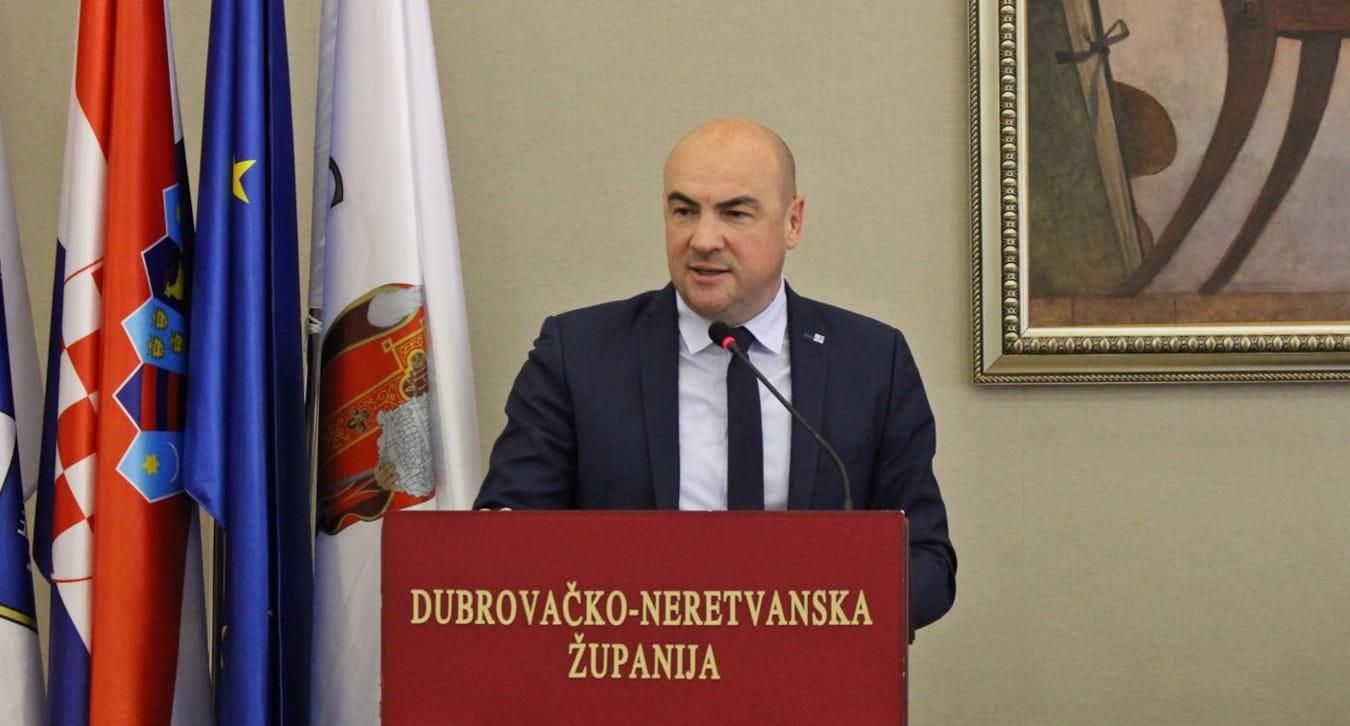 ZA TRASU BRZE CESTE ČEKAJU SE ŽUPLJANI, A ONDA LOPTICA PRELAZI U DRUGO DVORIŠTE