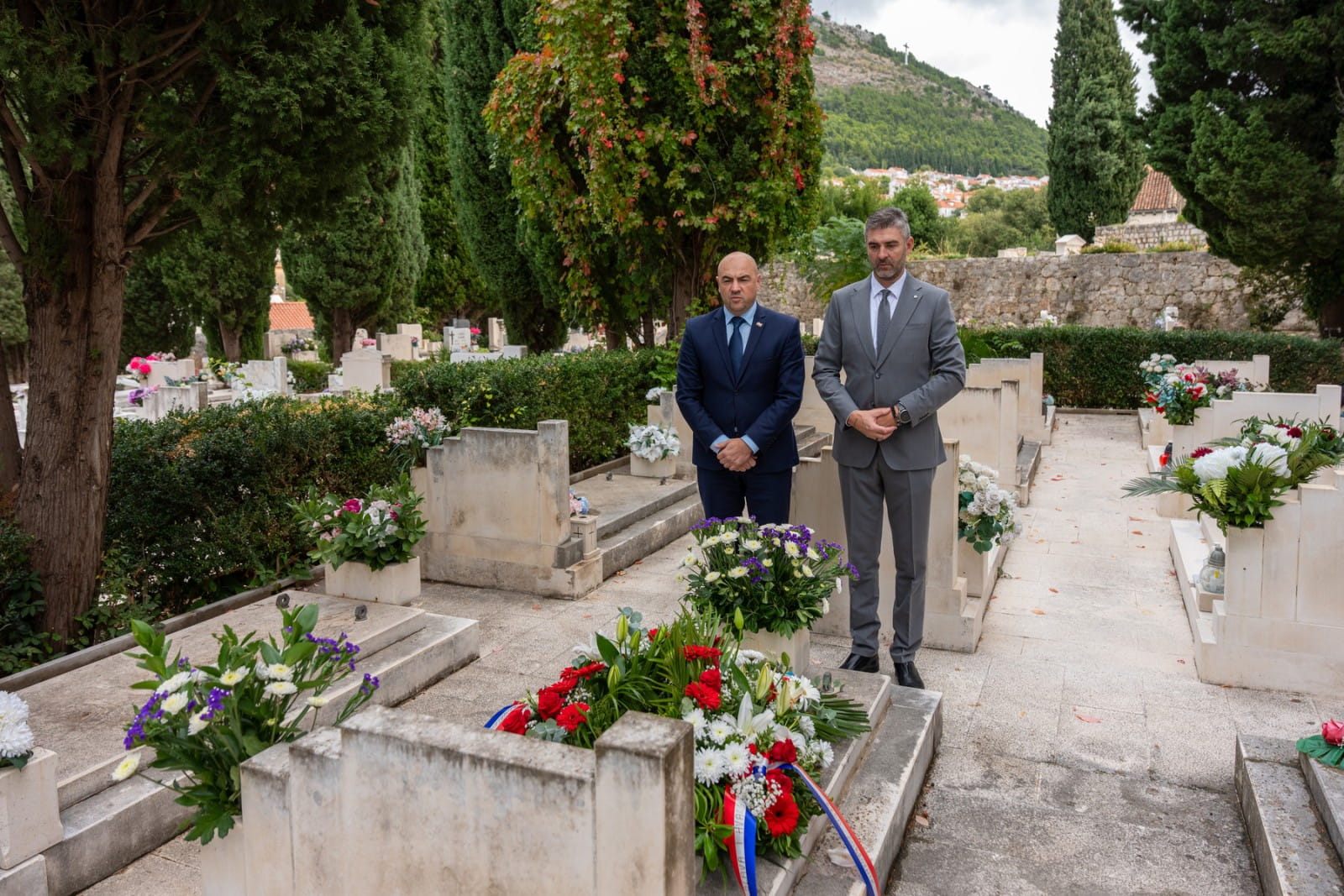GRADONAČELNIK FRANKOVIĆ I ŽUPAN PEZO POLOŽILI VIJENAC NA GROB MILJENKA BRATOŠA