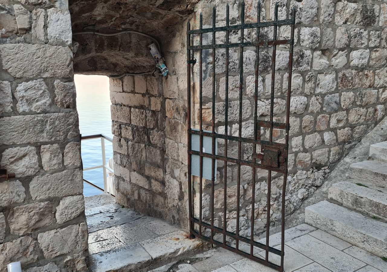 ODBAČENA KAZNENA PRIJAVA PROTIV IGORA LEGAZA ZA OŠTEĆENJE VRATA OD BUŽE