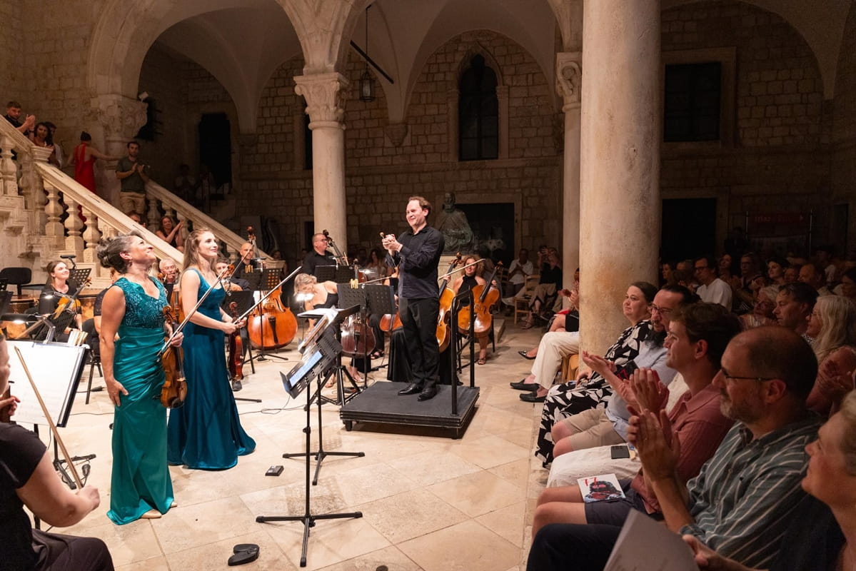 DSO, VASQUEZ I VRHUNSKI SOLISTI SINOĆ SU U DVORU PRIREDILI KONCERT ZA PAMĆENJE!