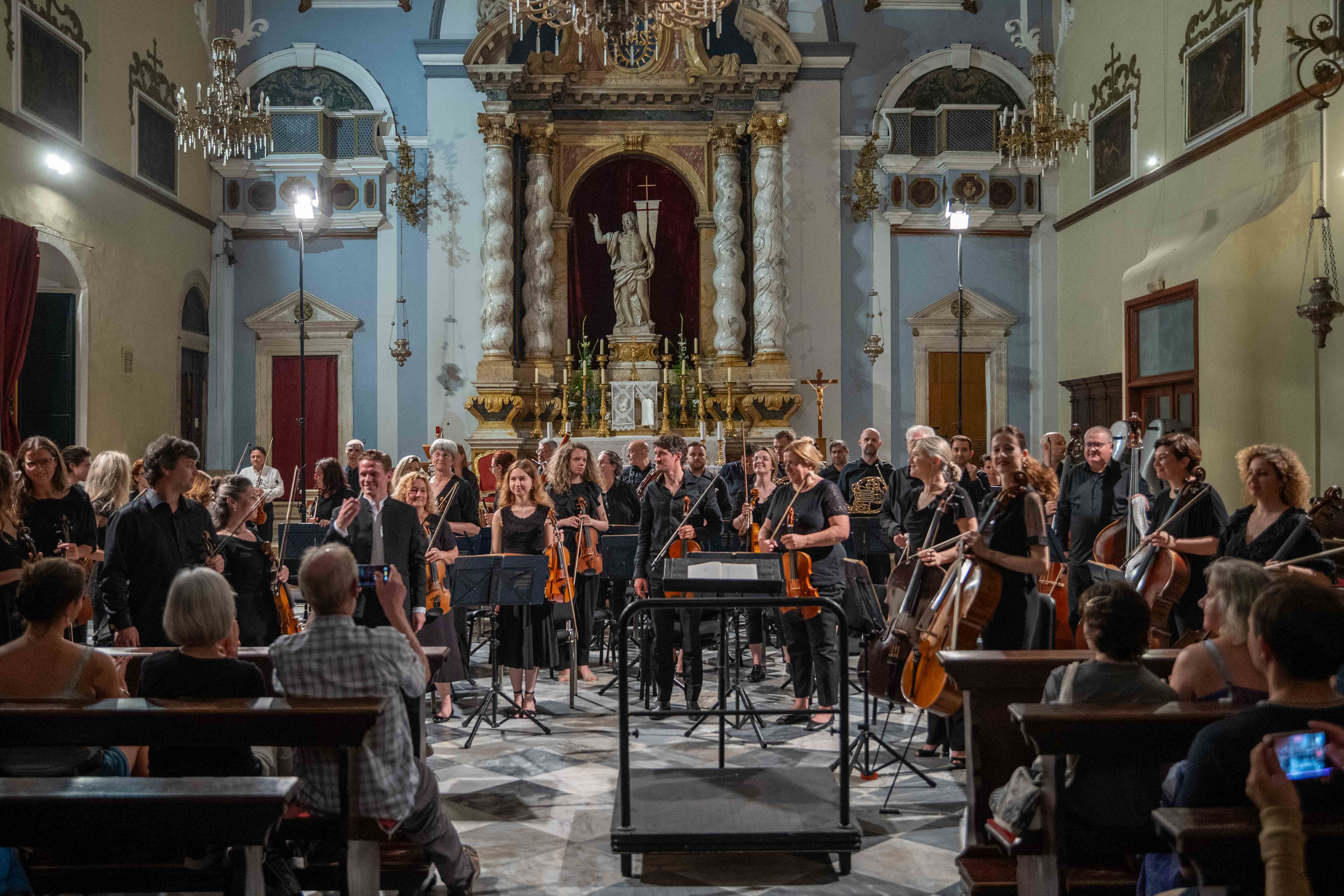 DUGI PLJESAK ZA ORKESTAR, VALENTINA EGELA I VIOLINISTA ORESTA SHOURGOTA