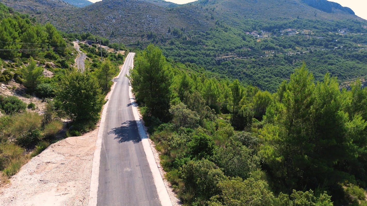 ZAVRŠENI RADOVI NA IZRADI BETONSKIH PASICA UZ CESTU DUBRAVICA – MAJKOVI
