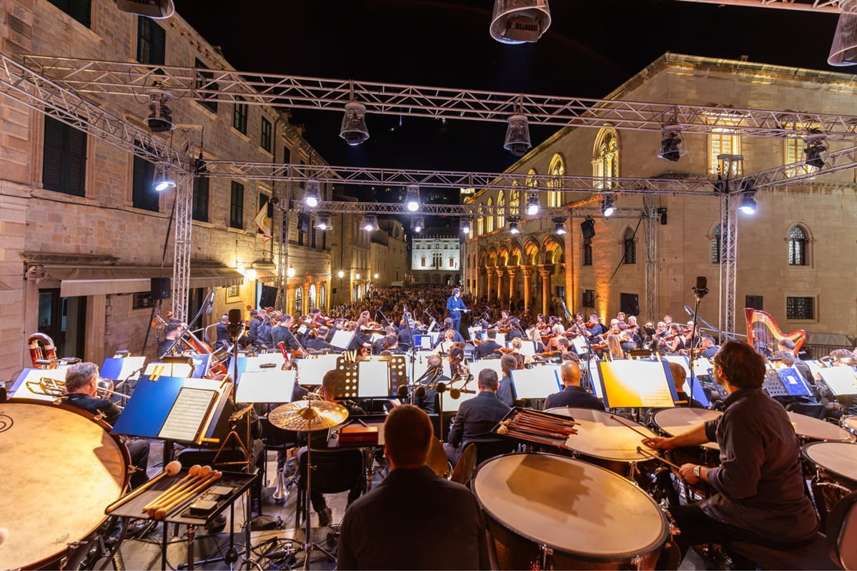 ZAGREBAČKA FILHARMONIJA I DAWID RUNTZ PRED KATEDRALOM PRIREDILI KONCERT ZA PAMĆENJE