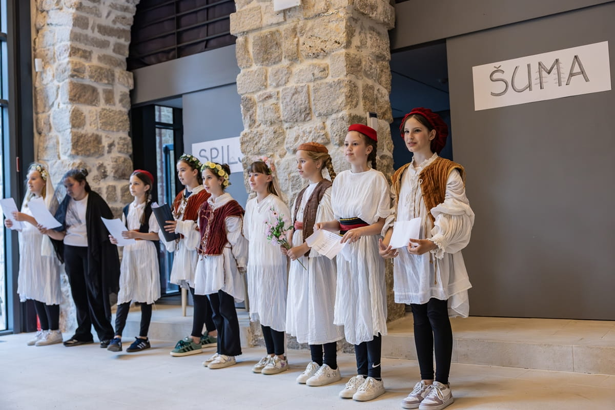 „SPOMENI OVI STAN S VESELJEM UVIKE / ČESTITI OVI DAN, PUN SLAVE I DIKE“