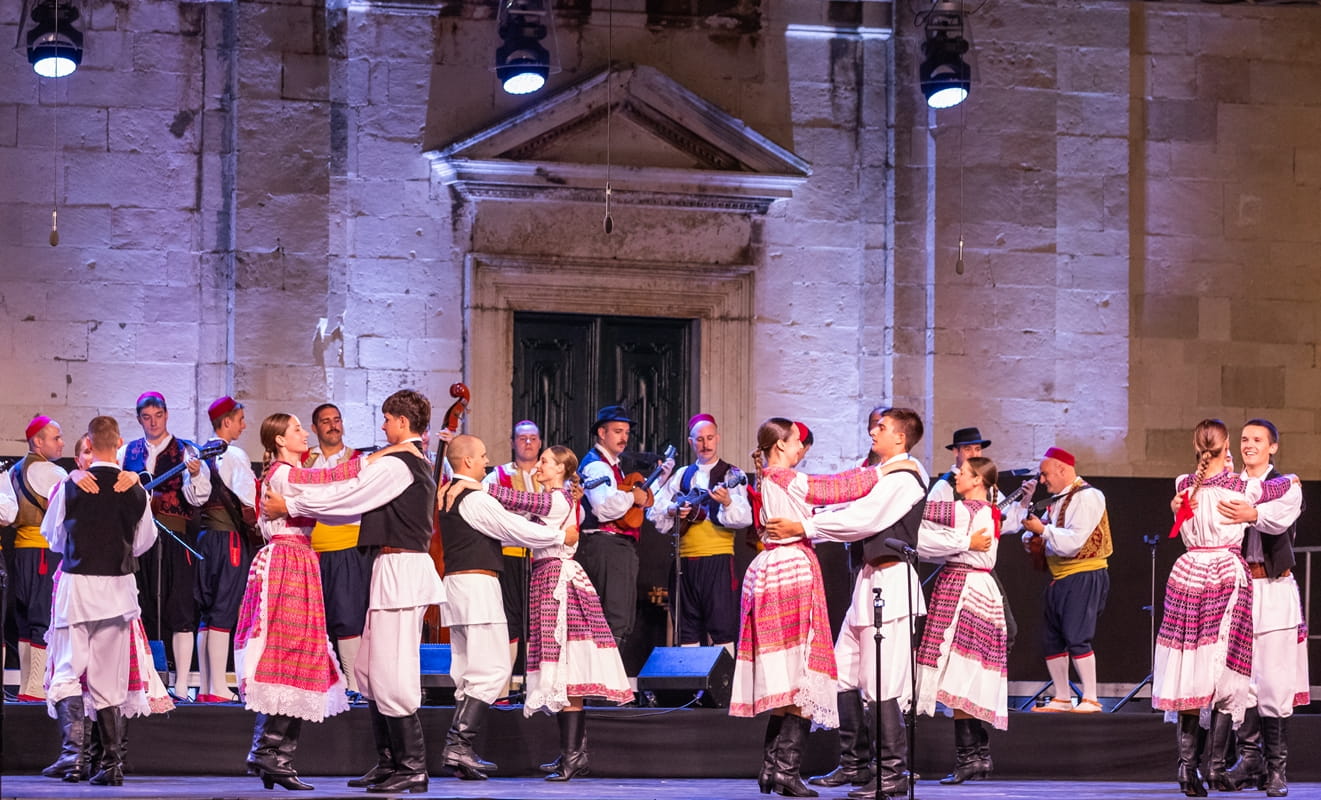 FA LINĐO ODUŠEVIO PUBLIKU ISPRED KATEDRALE LJEPOTOM I BOGATSTVOM NAŠE FOLKLORNE BAŠTINE 