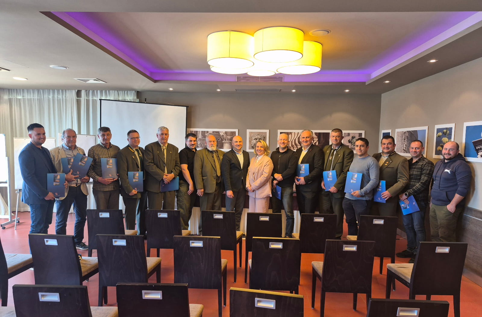 ŽUPAN PEZO URUČIO UGOVORE LOVCIMA