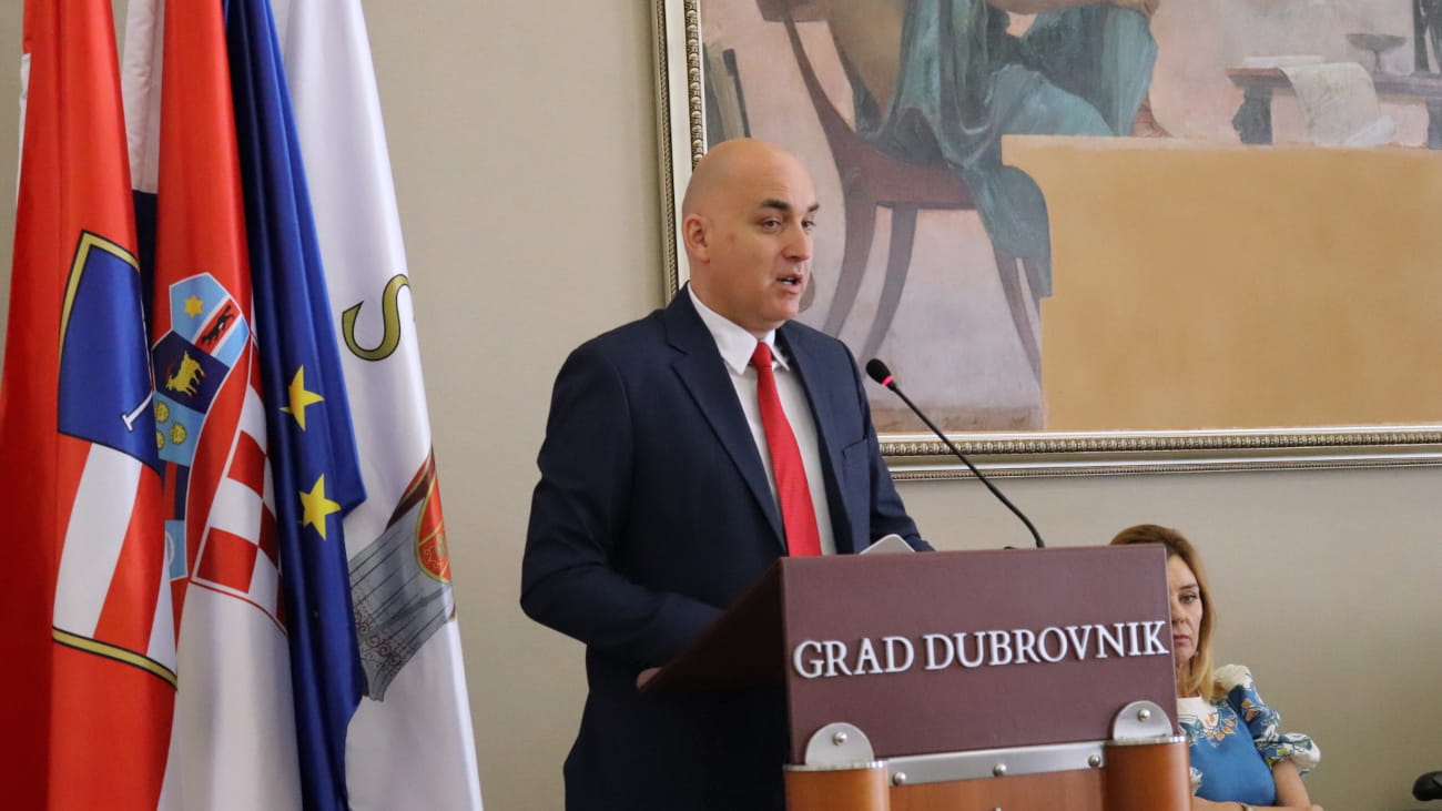 MARKO POTREBICA: ONIMA KOJI VELIČAJU RATKA MLADIĆA TREBA ODUZETI RADNU DOZVOLU