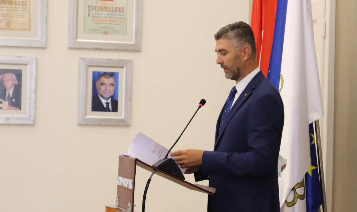 VEĆI JE RED PRED WC-OM ZA ŠMRKANJE NEGO ZA IĆI NA WC