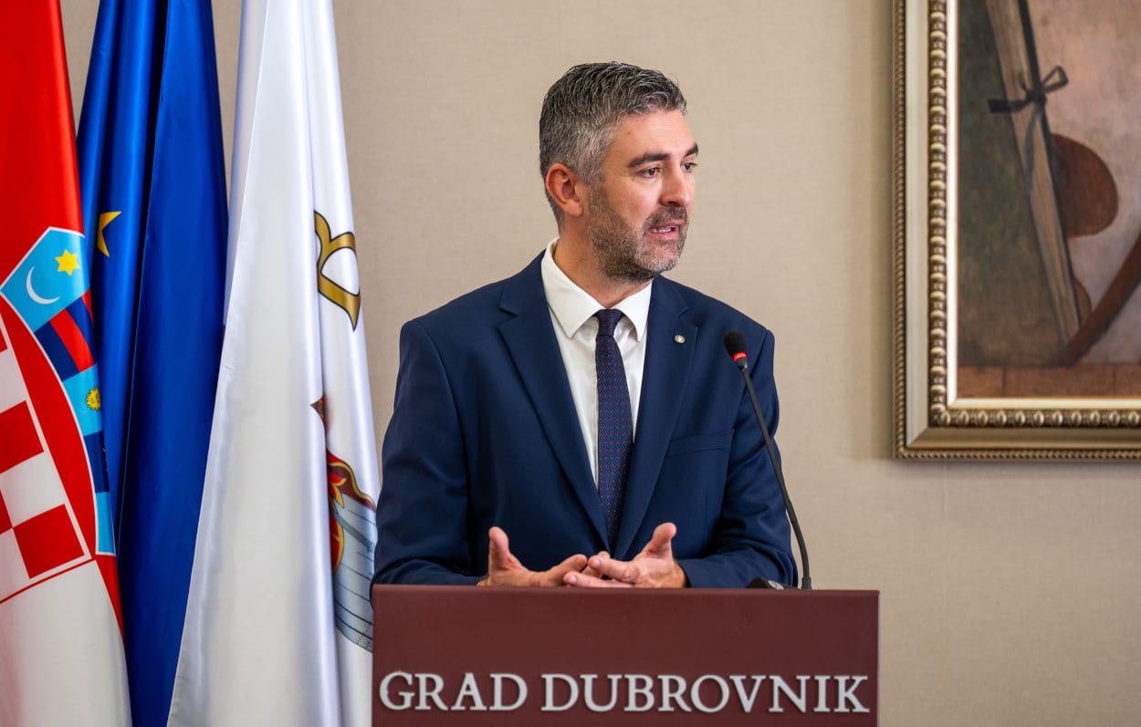 KINEMATOGRAFI NE RADE DOBRO - TOČKA. JESMO LI ZADOVOLJNI S RADOM KINEMATOGRAFA - NISMO, TOČKA.