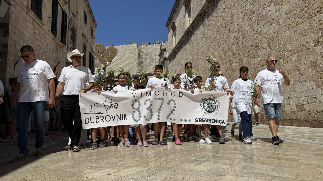 MIMOHODOM NA STRADUNU I BACANJEM LJILJANA U MORE ODANA POČAST ŽRTVAMA SREBRENICE