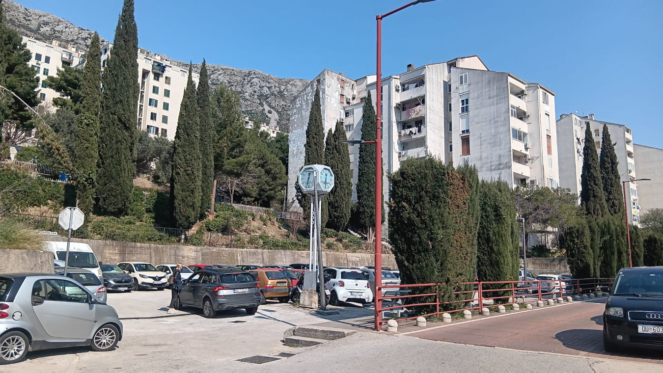 DIO MOKOŠANA NE ŽELI DA IM GRAD IZGRADI GARAŽU, SMETAT ĆE IM POGLEDU, SMRDIT ĆE IM ISPUŠNI PLINOVI