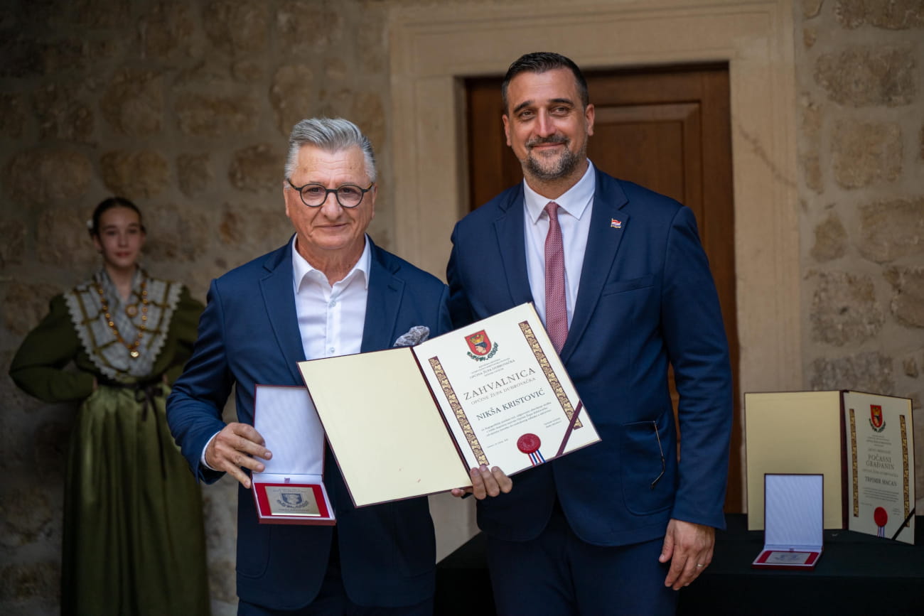 NIKŠI KRISTOVIĆU URUČENA ZAHVALNICA ZA 44 GODINE PREDANOG RADA 