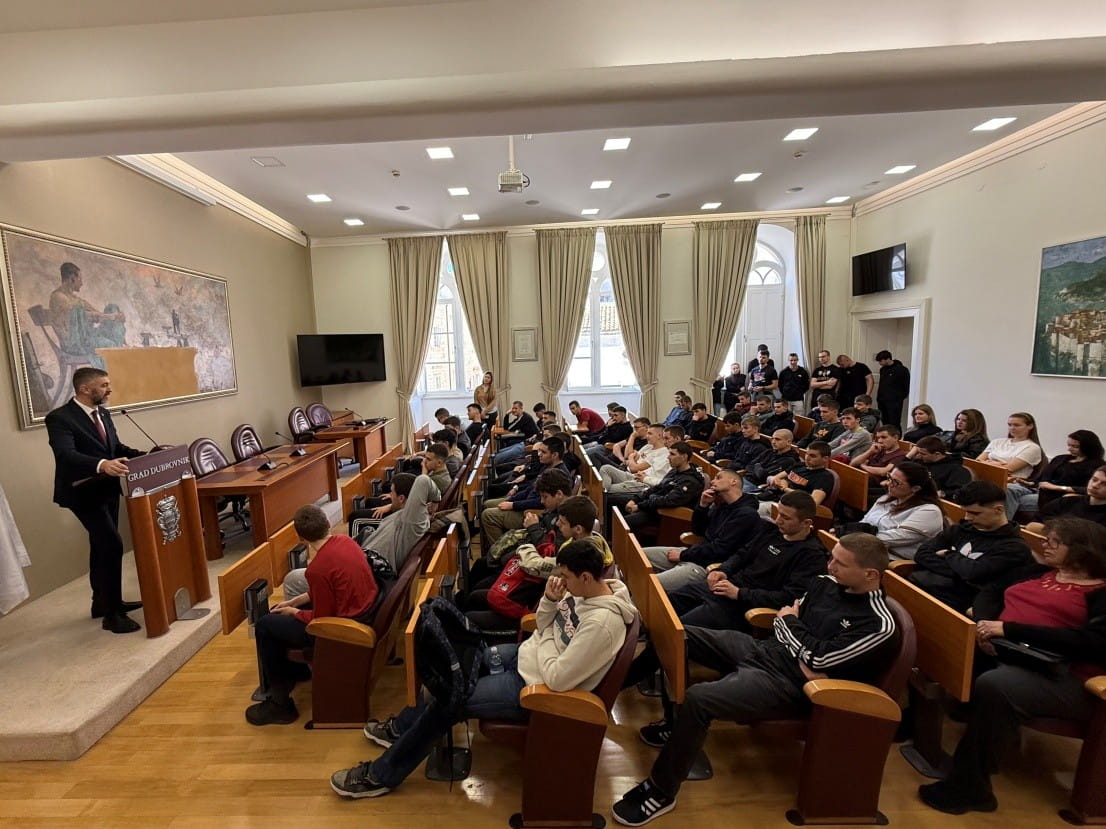 UČENICI OBRTNIČKE I TEHNIČKE ŠKOLE U GRADSKOJ UPRAVI