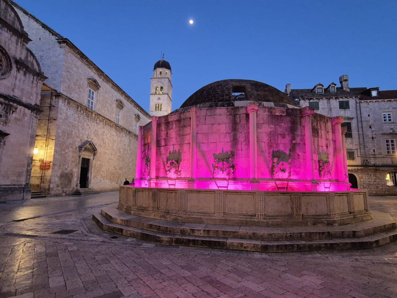 VELIKA ONOFRIJEVA FONTANA U RUŽIČASTOM