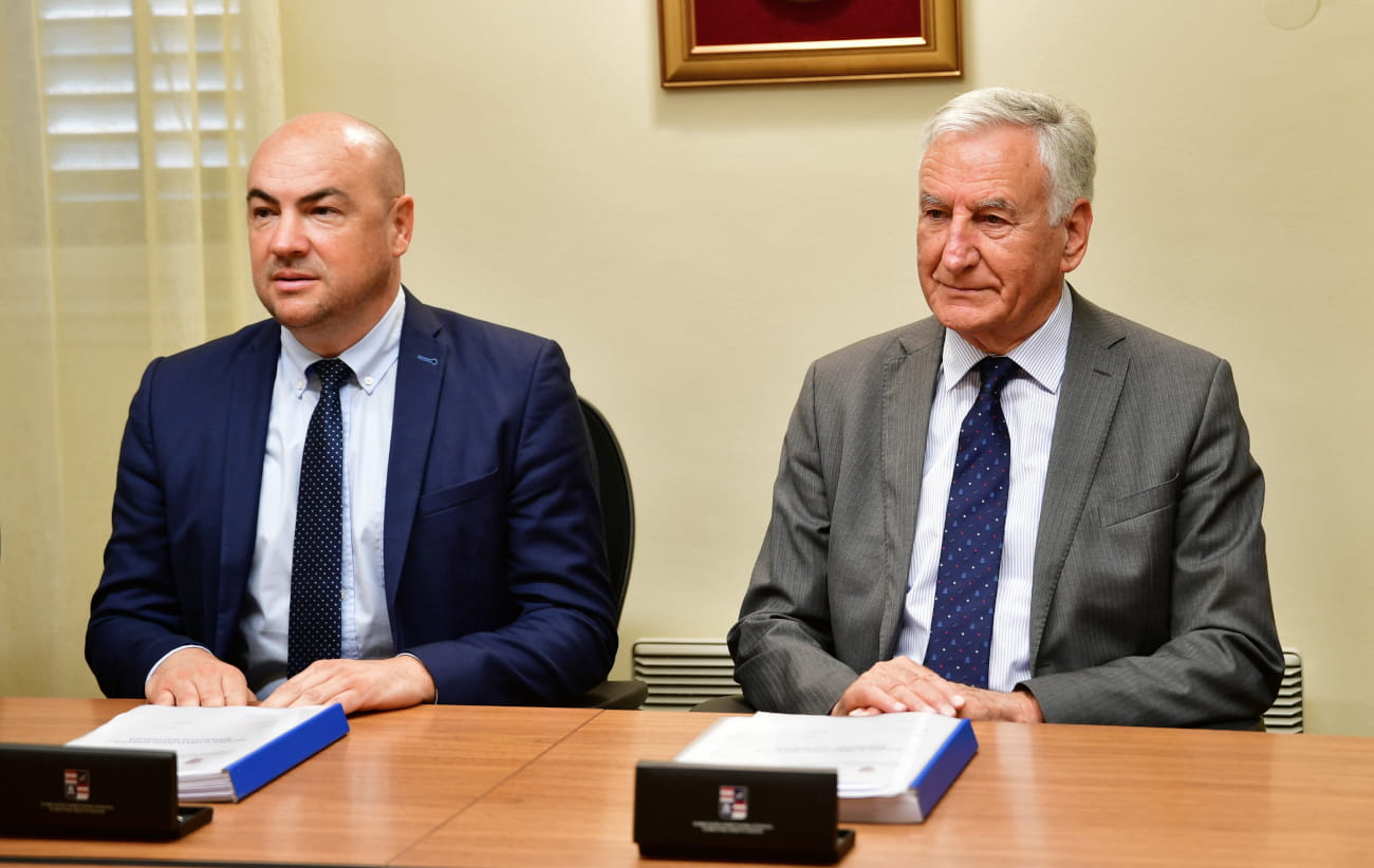 JE LI PEZO NA GODIŠNJEM? I DA JEST KAO DA BI NETKO PRIMIJETIO