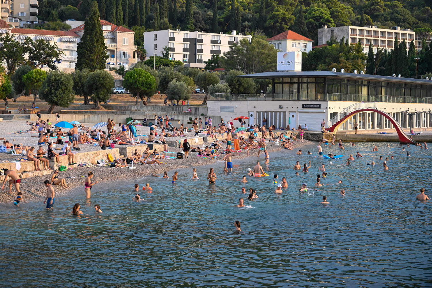 KAKO TURISTI UOPĆE MOGU ZNATI DA JE MORE ONEČIŠĆENO?!