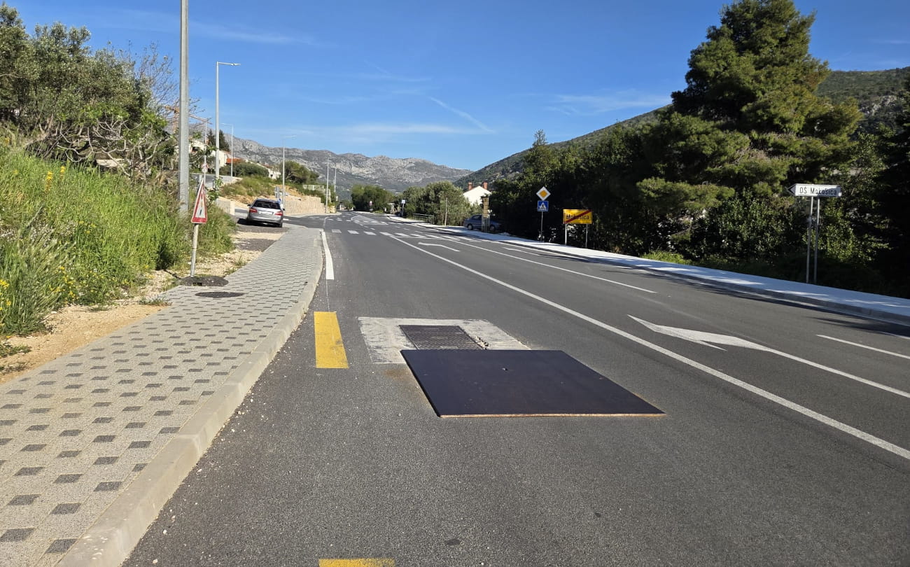 VIŠE OD DVA MJESECA OTKAKO SU „ZAVRŠENI” RADOVI STOTINE VOZAČA DNEVNO MORA OBILAZITI OVU ČELIČNU PLOČU