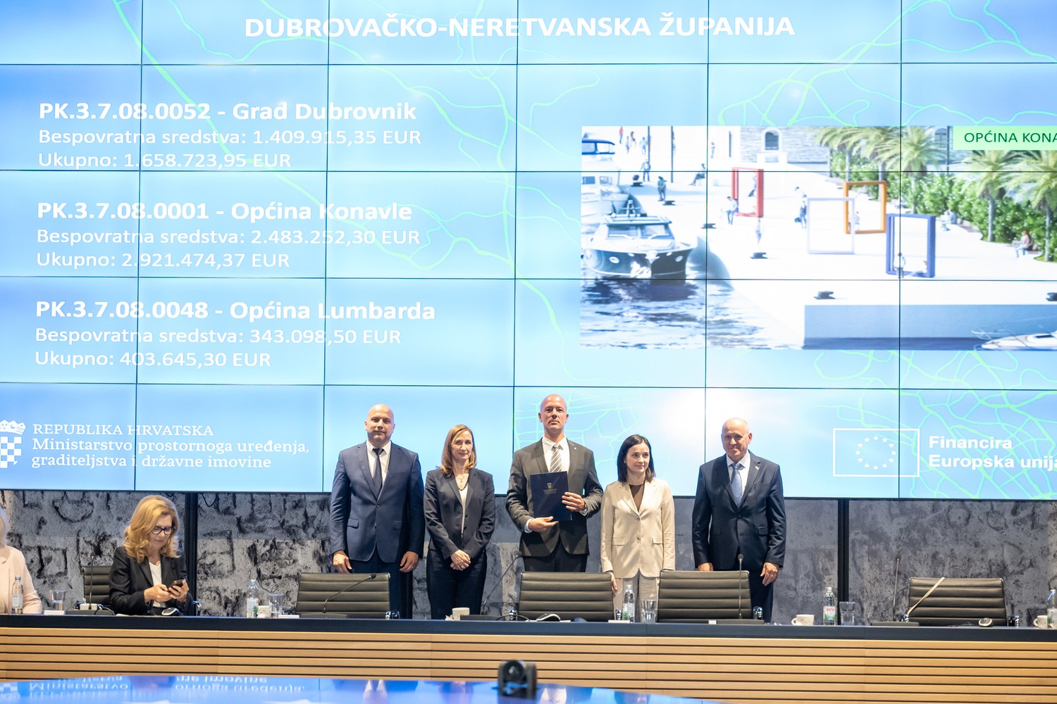 ZAMJENIK GRADONAČELNIKA VELIBOR PUZOVIĆ PREUZEO UGOVOR ZA OBNOVU BOGIŠIĆEVA PARKA VRIJEDAN 1,4 MILIJUNA EURA