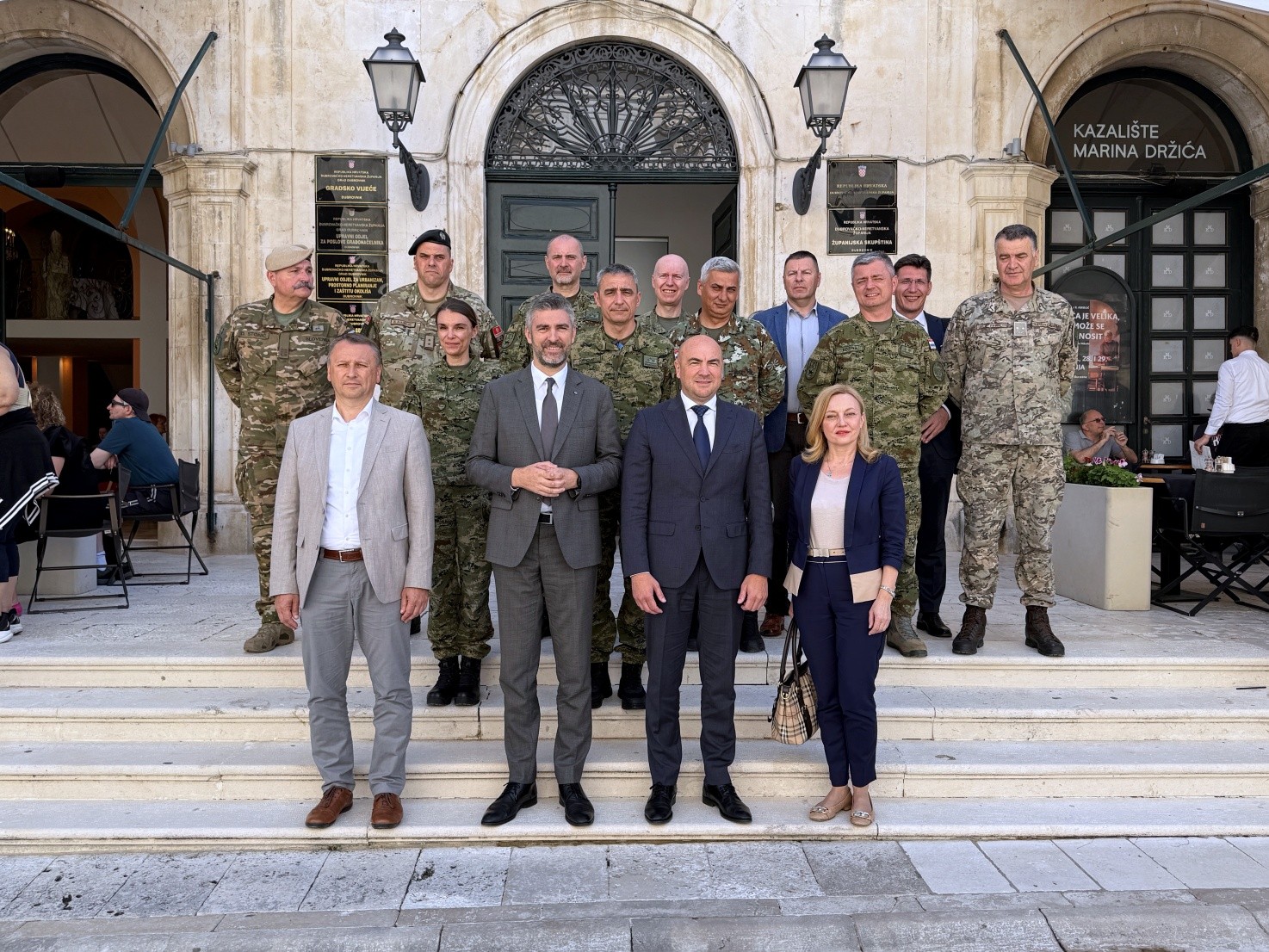 POLAZNICI RATNE ŠKOLE KOD GRADONAČELNIKA FRANKOVIĆA I ŽUPANA PEZA