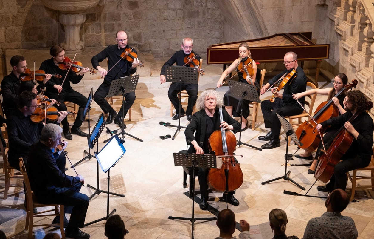ZAGREBAČKI SOLISTI I STEVEN ISSERLIS ODUŠEVILI PUBLIKU U KNEŽEVU DVORU