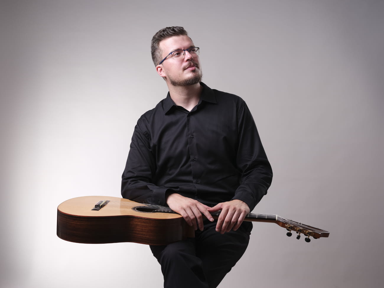 NAGRAĐIVANI GITARIST SRĐAN BULAT NASTUPA U KNEŽEVU DVORU