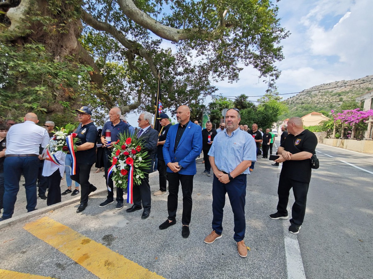 PREDSTAVNICI HRVATSKOG ČASNIČKOG ZBORA U TRSTENOM ODALI POČAST POGINULIM BRANITELJIMA