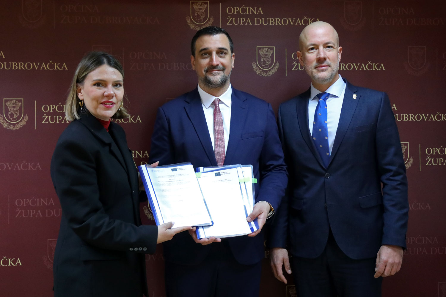 DRŽAVNA TAJNICA ZRINKA RAGUŽ URUČILA UGOVOR VRIJEDAN 2,1 MILIJUNA EURA ZA SRC ČIBAČA