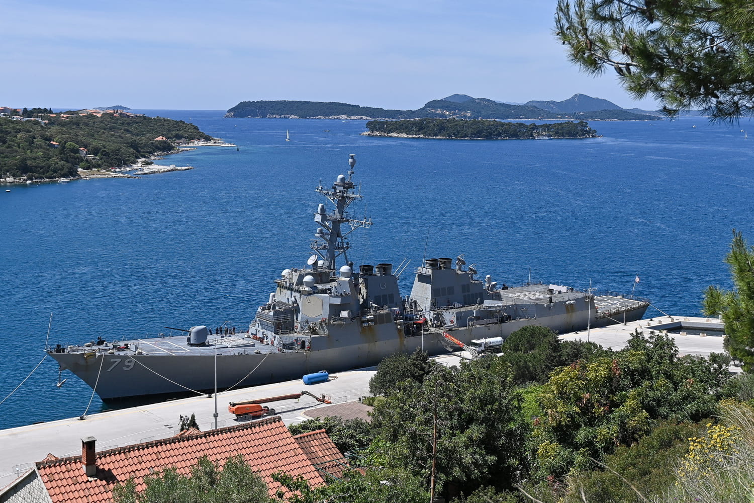 MILANOVIĆ SMATRA DA BEZ ODLUKA SABORA AMERIČKI RAZARAČ NIJE SMIO UPLOVITI U DUBROVNIK