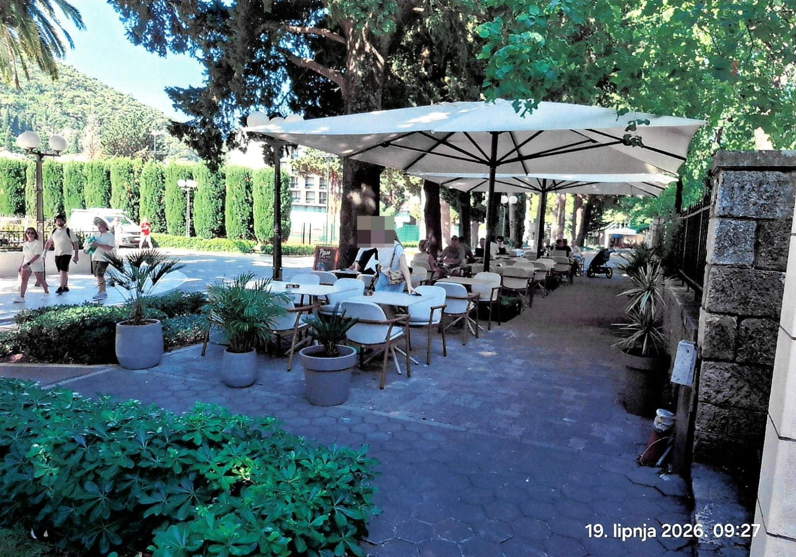 JAVNA POVRŠINA ODUZETA UGOSTITELJU I U UVALI LAPAD