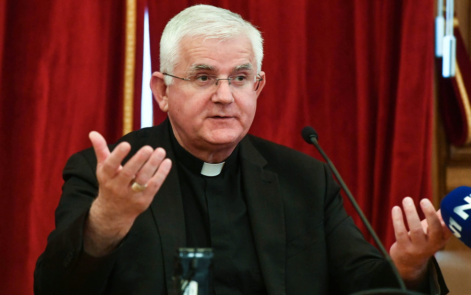 NADBISKUP MATE UZINIĆ: „LJUBAV PREMA VLASTITOM KLUBU NE DOKAZUJE SE MRŽNJOM PREMA DRUGIMA”