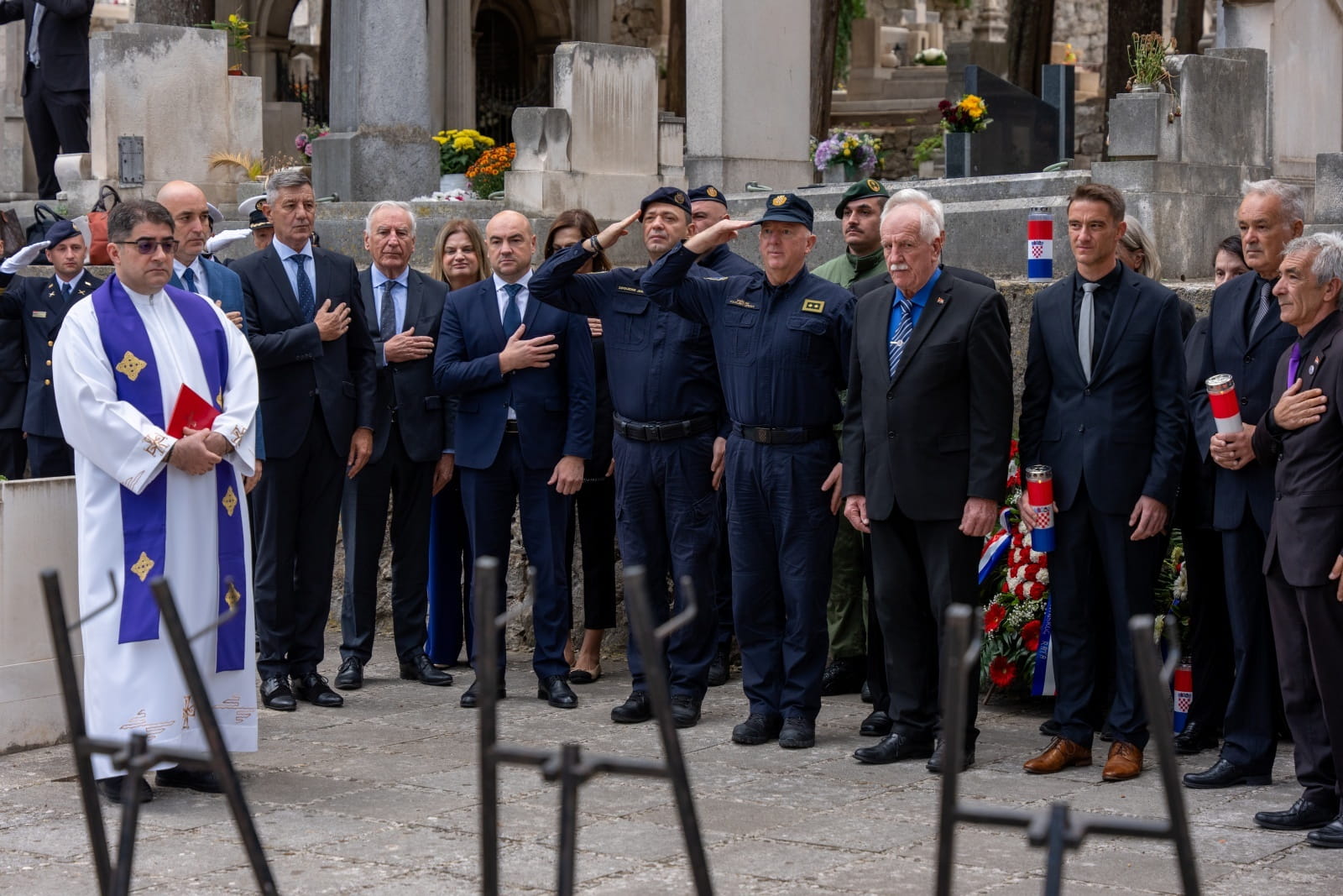 POLOŽENI VIJENCI I ZAPALJENE SVIJEĆE UZ BLAGDAN SVIH SVETIH I DUŠNI DAN