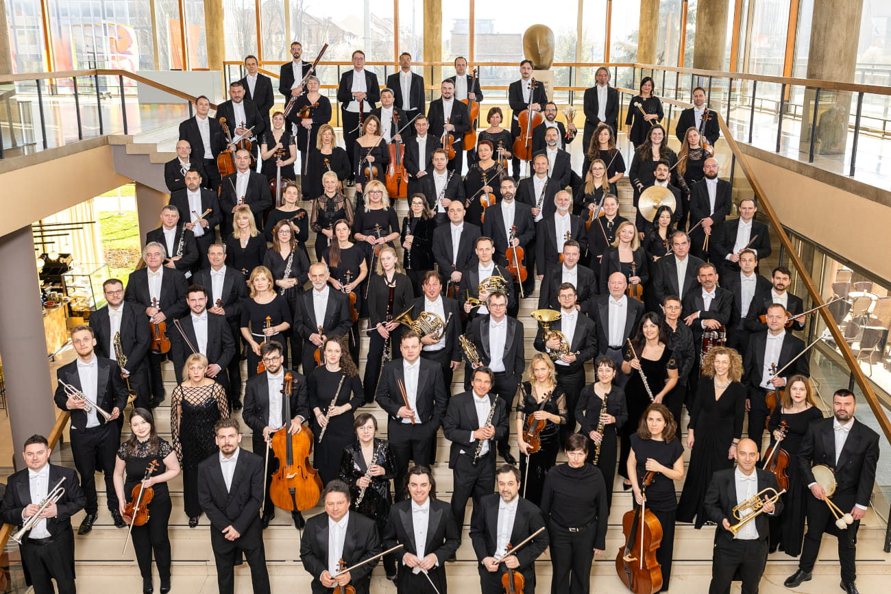 ZAGREBAČKA FILHARMONIJA POD RAVNANJEM DAWIDA RUNTZA ISPRED KATEDRALE