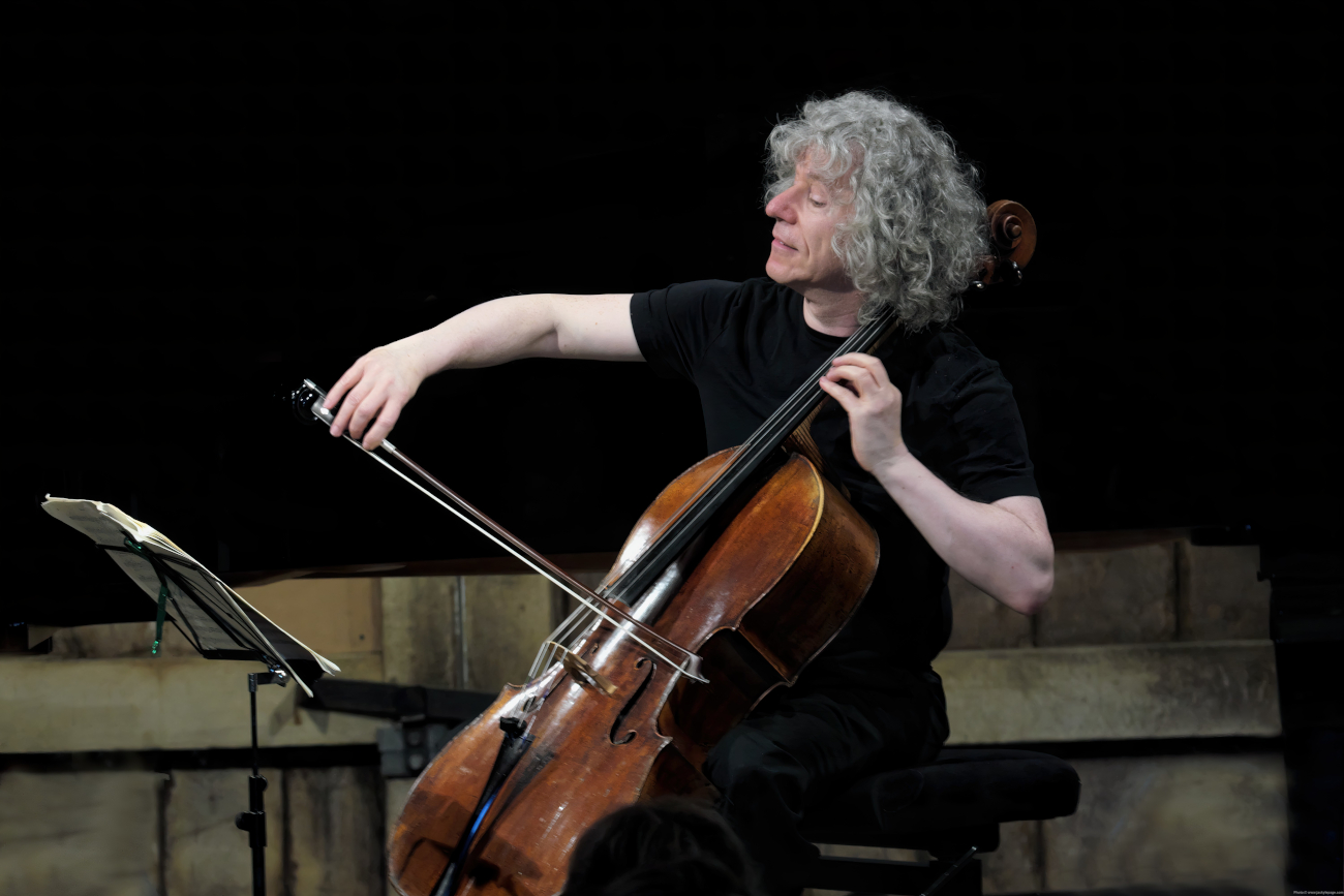 U ATRIJU KNEŽEVA DVORA ZAGREBAČKI SOLISTI I STEVEN ISSERLIS