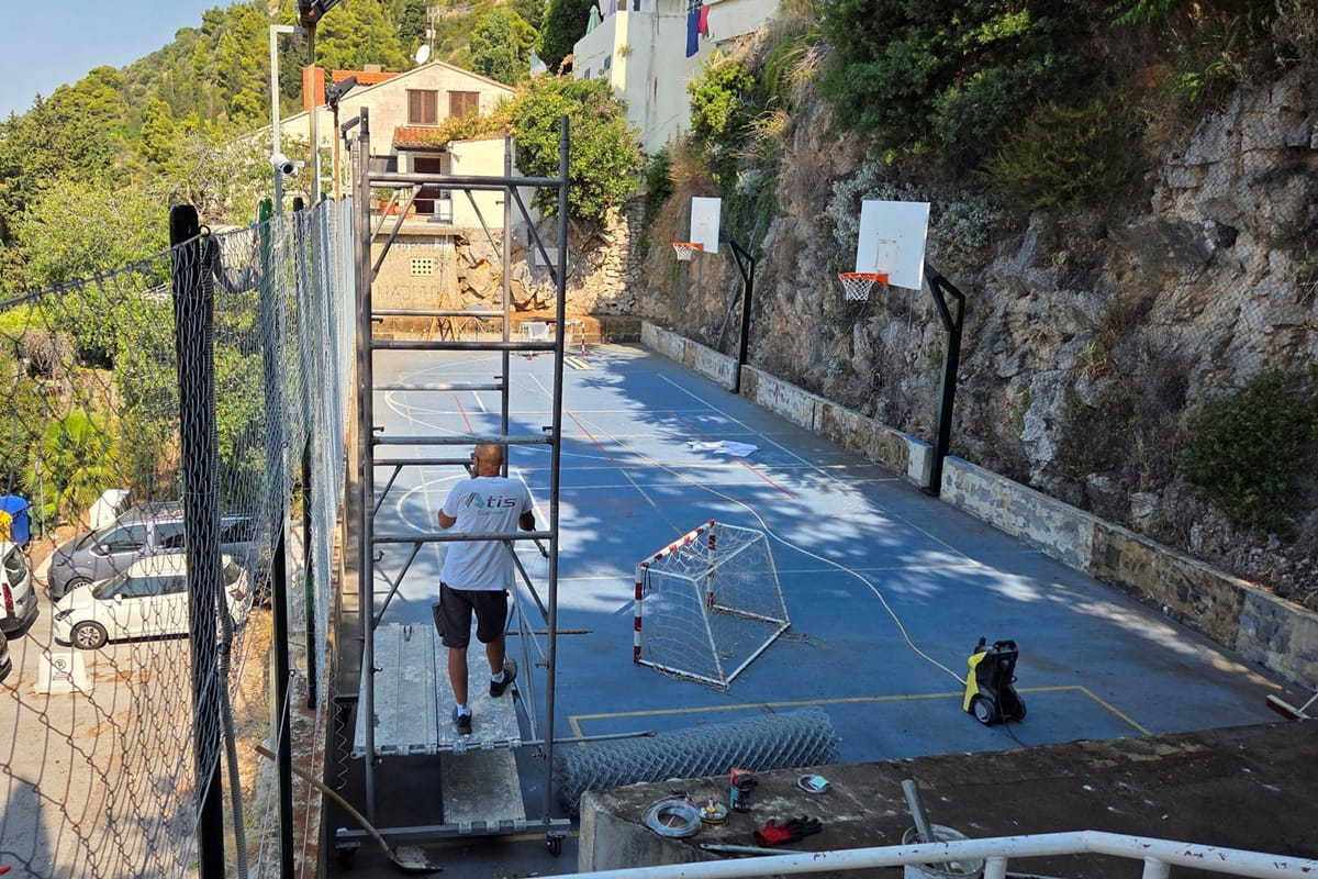 ZAPOČELA SANACIJA I OBNOVA SPORTSKOG TERENA ZLATNI POTOK