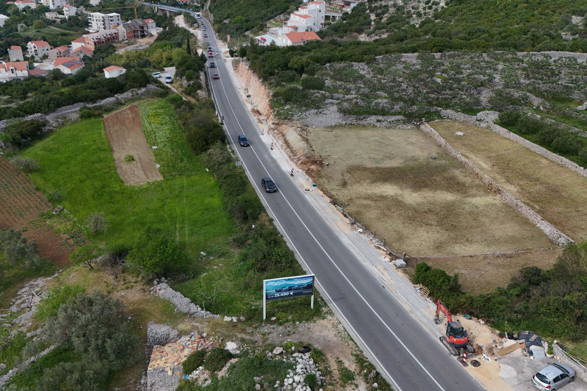 U PONEDJELJAK SE MONTIRAJU RASVJETNI STUPOVI UZ CESTU OBOD – ZVEKOVICA