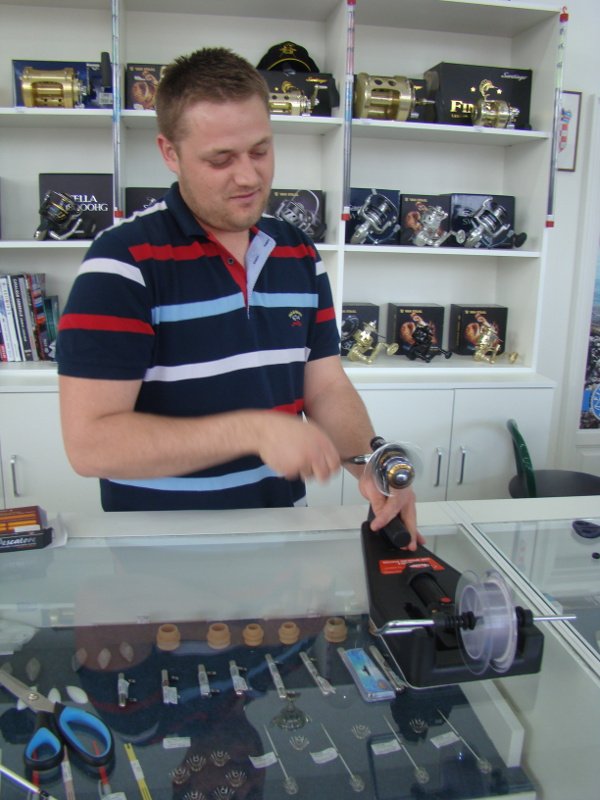 DSC08382 Motanje strune na rolu