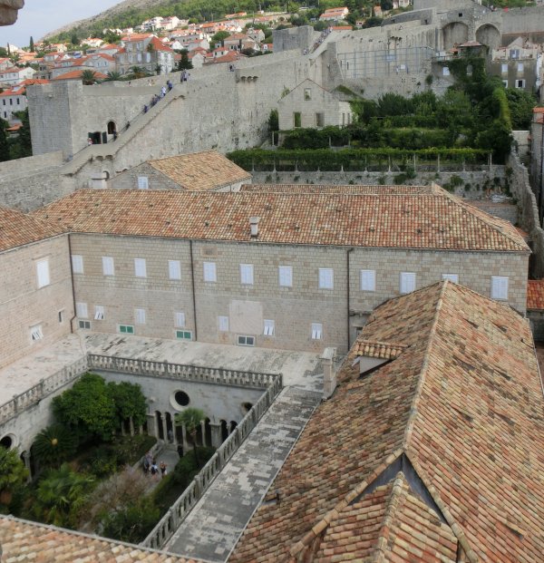Pogled na samostan sa zvonika b