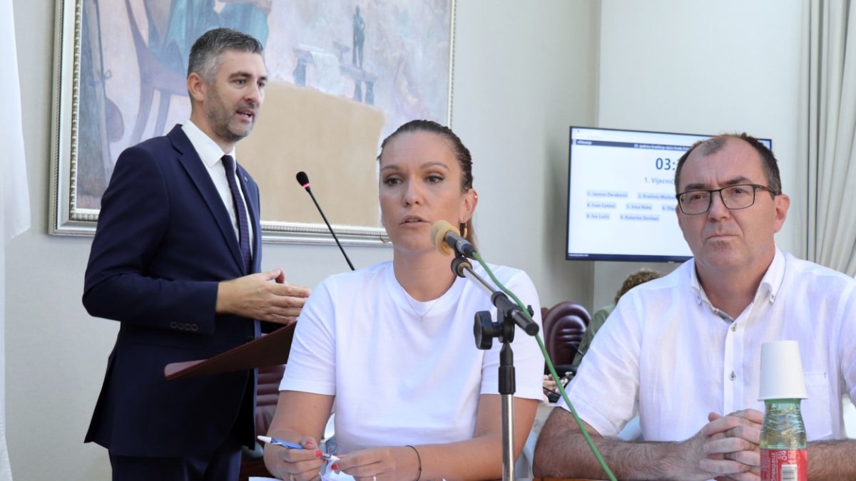 FRANKOVIĆ KRISTOVIĆA POZDRAVIO KAO „SUNCOKRETA” PA NABROJIO ŠTO SE SVE NAPRAVILO U KOMOLCU