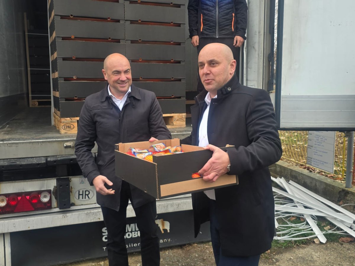 TRADICIJA DUGA 16 GODINA: ŽUPAN PEZO PREDAO NARANČINE VUKOVARSKOM SRIJEMSKOM ŽUPANU, BILA JE I ŽAKLINA MAREVIĆ