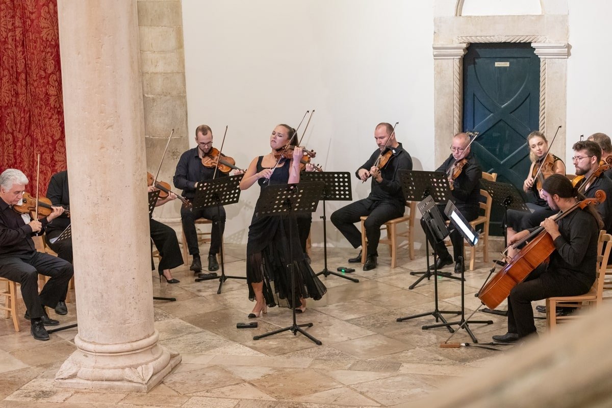 DLJI: SJAJAN KONCERT ZAGREBAČKIH SOLISTA I ALEXANDRE CONUNOVE U DVORU