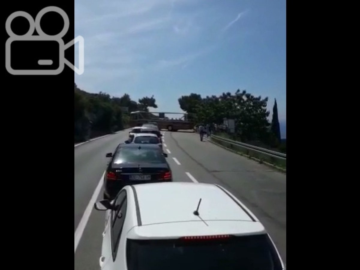 Kabrio autobus Libertasa „zaštopao“ promet kako bi se okrenuo nasred magistrale!