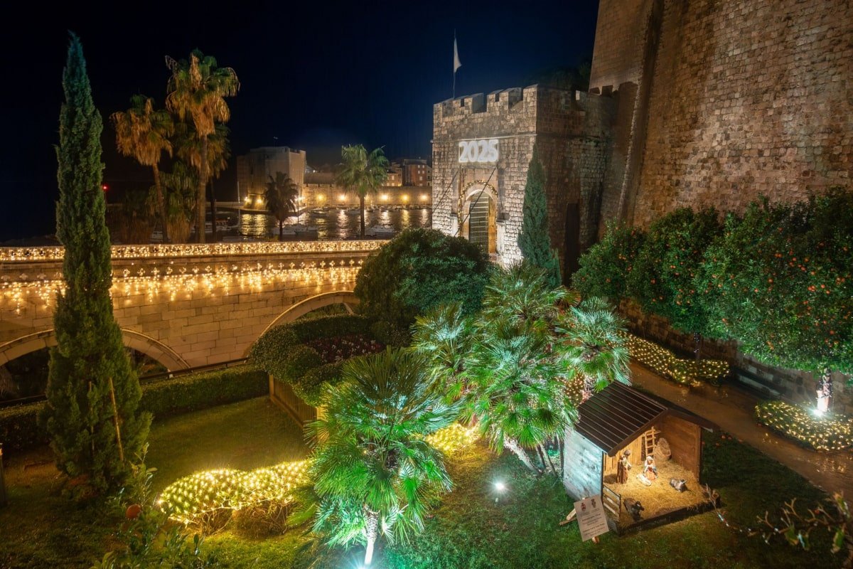 U PARKU NA PLOČAMA POSEBNE JASLICE, POKLON GRADA SORRENTA