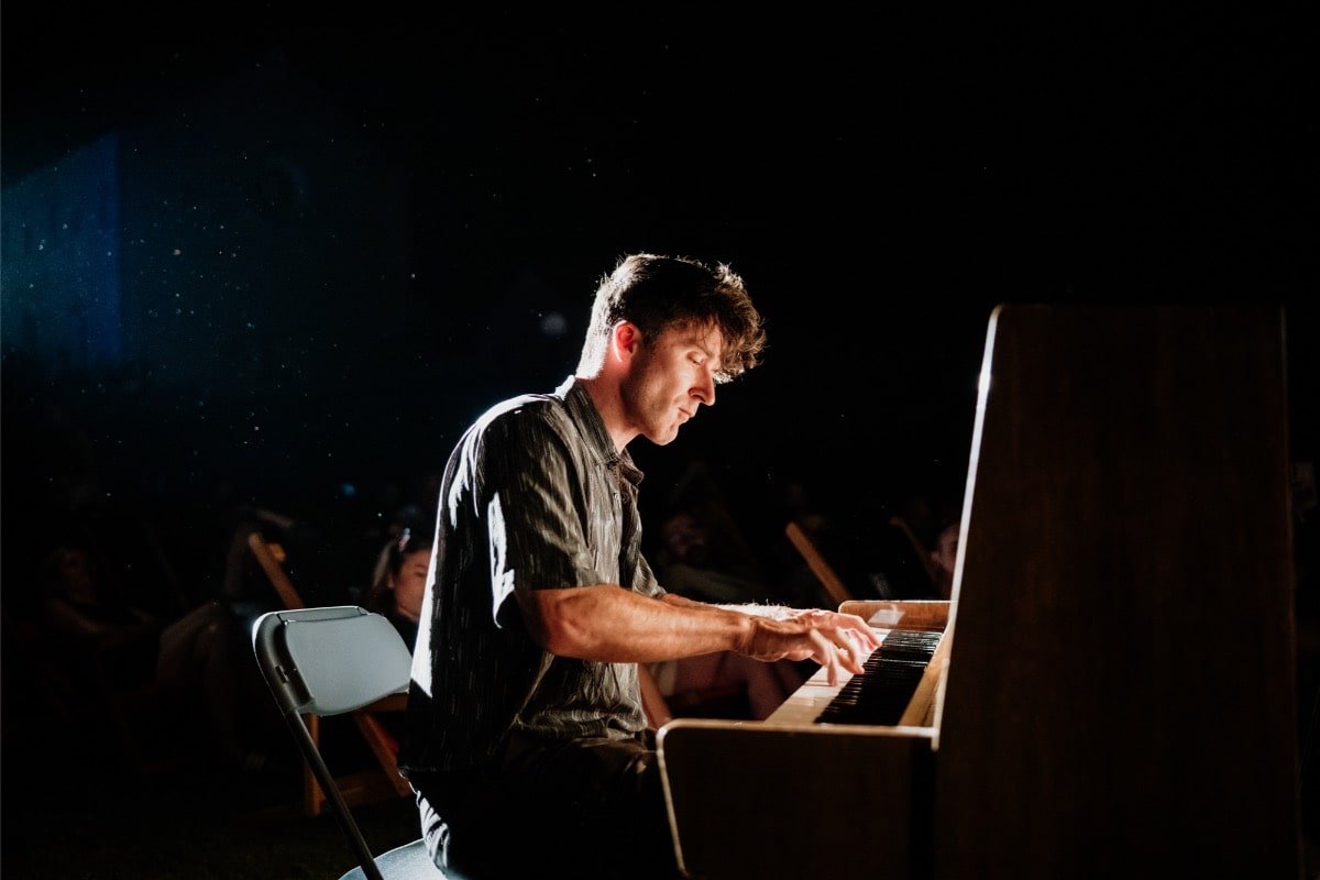 FILMSKA PUBLIKA U SLANOM DOŽIVJELA JE NEŠTO POSEBNO, PROTAGONIST UZ PROJEKCIJU ODSVIRAO I PARTITURU IZ FILMA