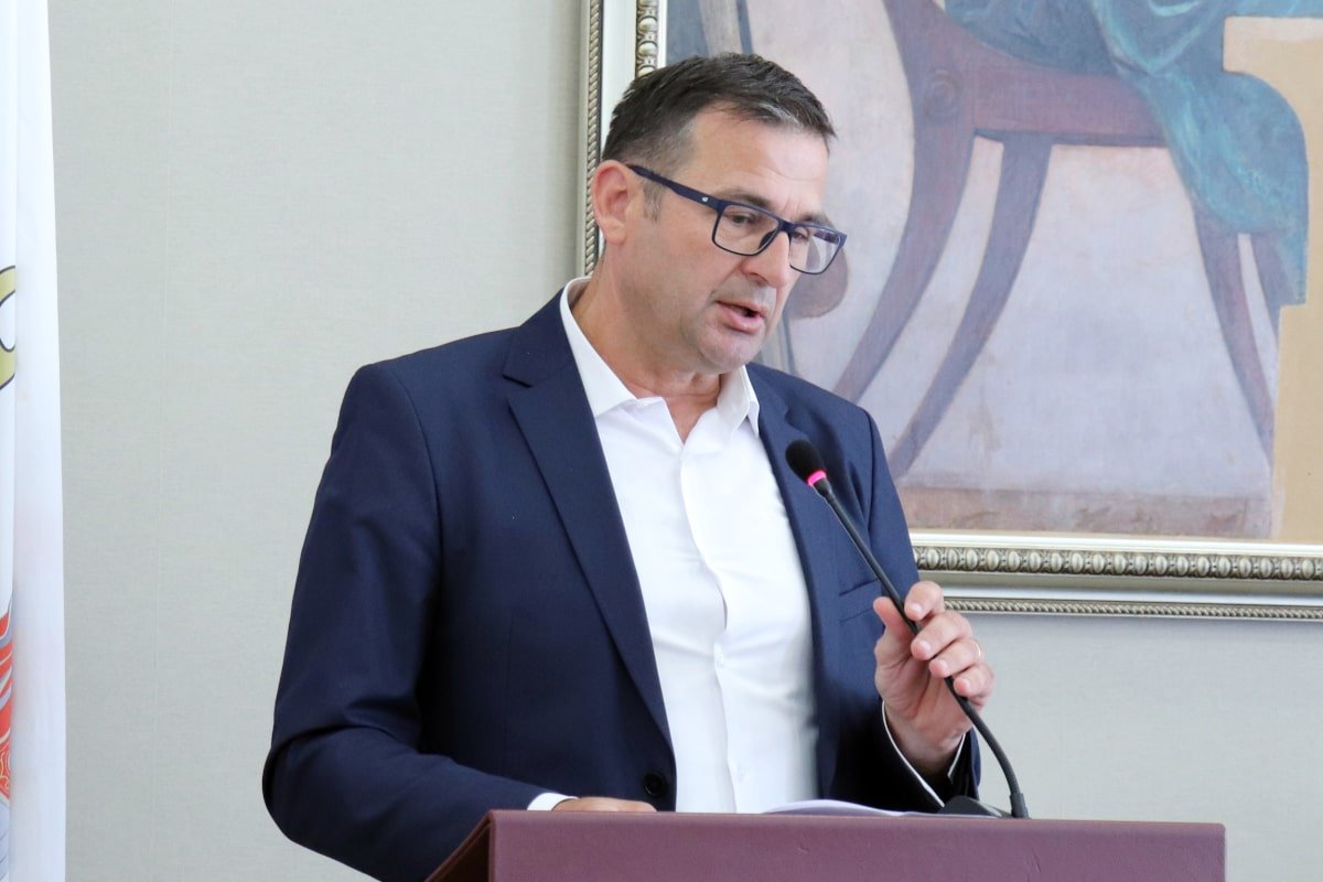 NE DAJ BOŽE DA OSTANE SAM ZAKLJUČAN U VIJEĆNICI, UMRO BI OD STRAHA