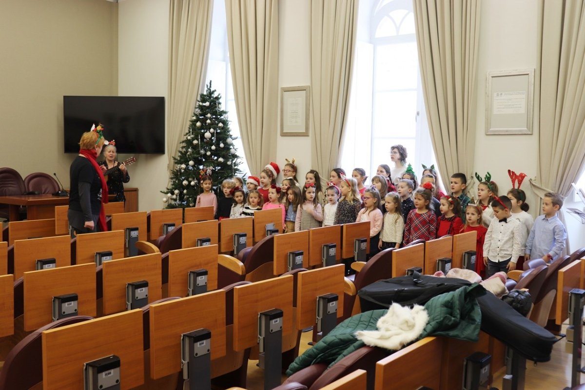 MALI KOLENDARI POHODILI GRADSKU UPRAVU